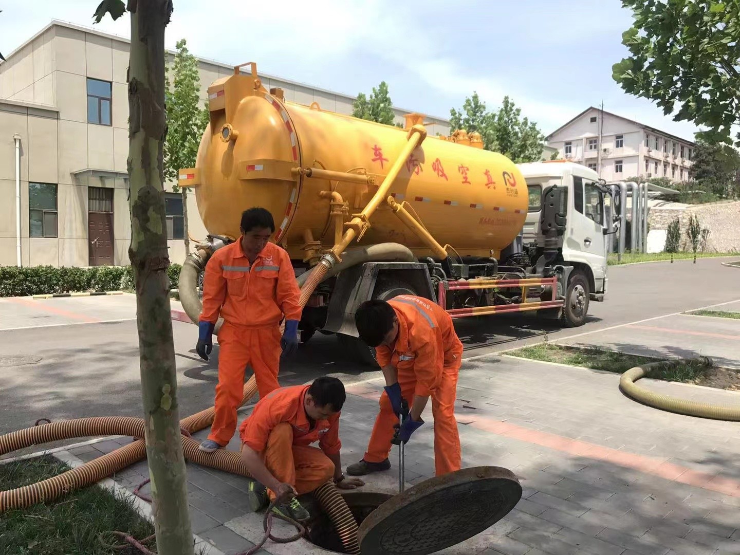 珠晖管道疏通车停在窨井附近