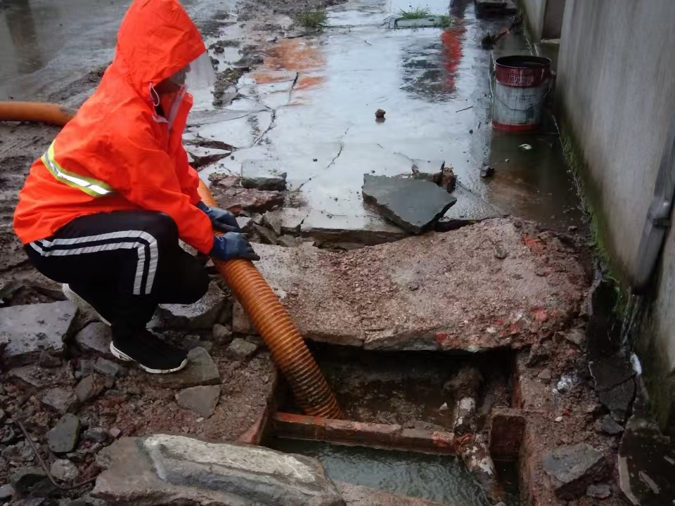 珠晖专业清理污水池 炜誉市政以规范流程守护城市 “肠道”